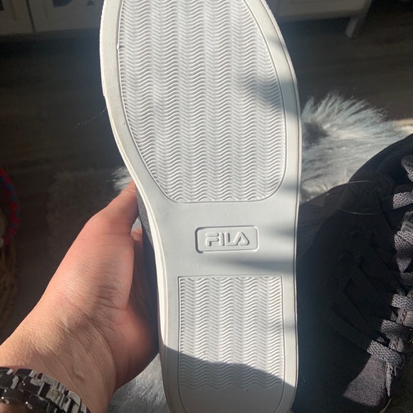 Kids Fila shoes - Picture 2 of 5